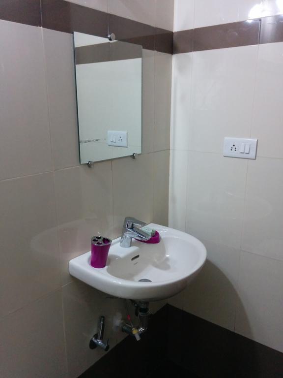 Antonio'S Residency Goa Hotell Betalbatim Rum bild